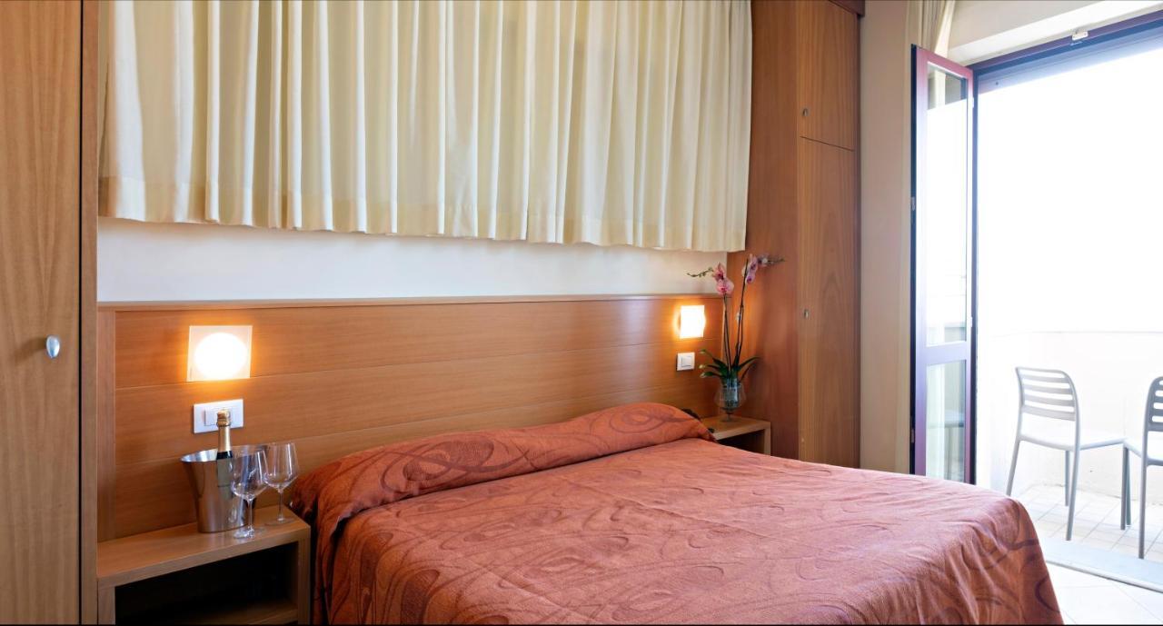 Hotel Mirage เวียเรจโจ ภายนอก รูปภาพ