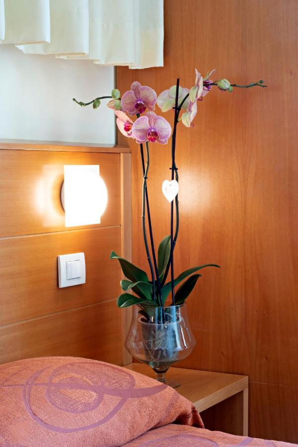 Hotel Mirage เวียเรจโจ ภายนอก รูปภาพ